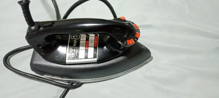 Ferro Seco Black & Decker VFA-1110 com Base de Alumínio 127V