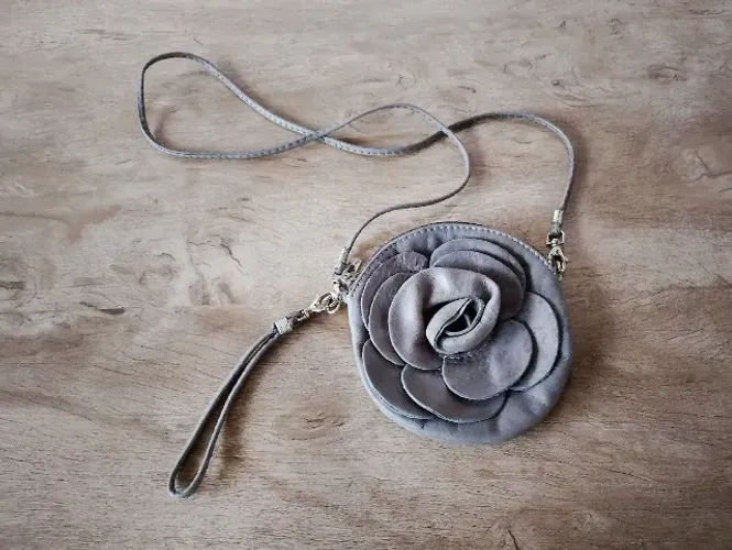 Bolsa de couro redonda com flor