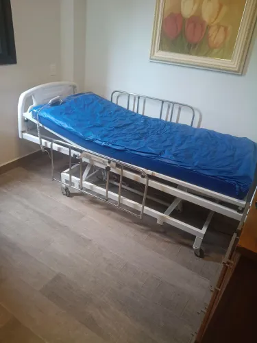 Cama hospitalar elétrica 3 movimentos com colchão pouco uso novíssima