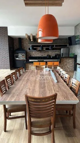 Sobrado com 4 suítes para alugar, 360m² por R$ 8.500/mês - Santa Mônica - Uberlândia/MG