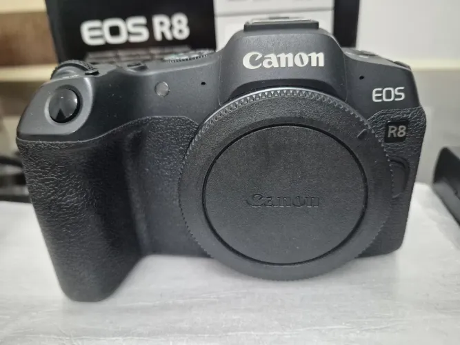 Camera Canon R8