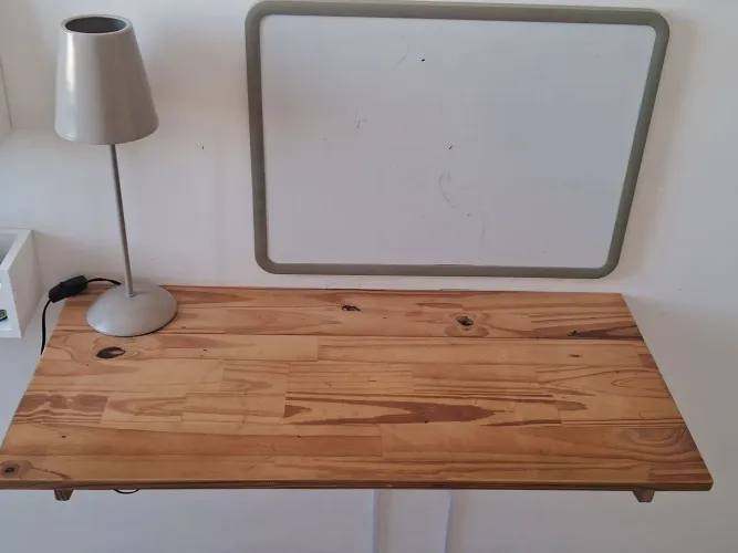 Mesa de estudos suspensa