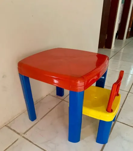 Mesinha com cadeira infantil 