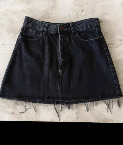 Mini saia jeans Denim barra desfiada com bolsos frente e costas 