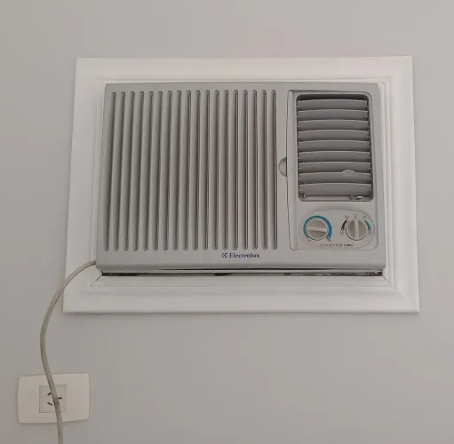 Ar Condicionado de Janela Electrolux 7.500 BTU's 220 Volts R$ 500,00