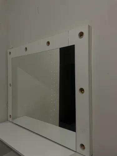 Espelho para Penteadeira com Moldura Branca e Soquetes para Luz - 101x81 cm