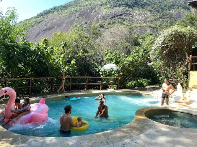 Casa de condomínio para venda possui 275 metros quadrados com 4 quartos