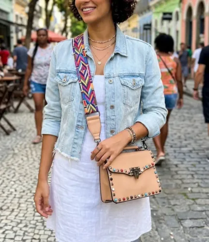 Bolsa em pedraria com alça decorada. Lindíssima.