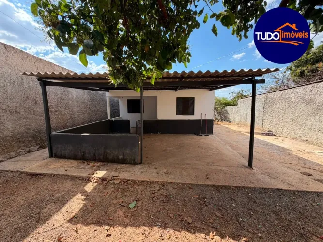 Casa à venda em Novo Gama-GO, bairro Jardim Lago Azul: 2 quartos, 1 banheiro, 3 vagas de g