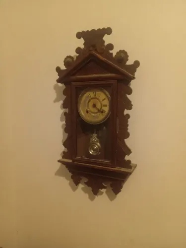 Relógio de Parede antigo com Pêndulo (funcionando, porém com detalhes).
