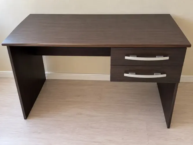 Mesa de Escritório / Escrivaninha (Amadeirado Escuro)