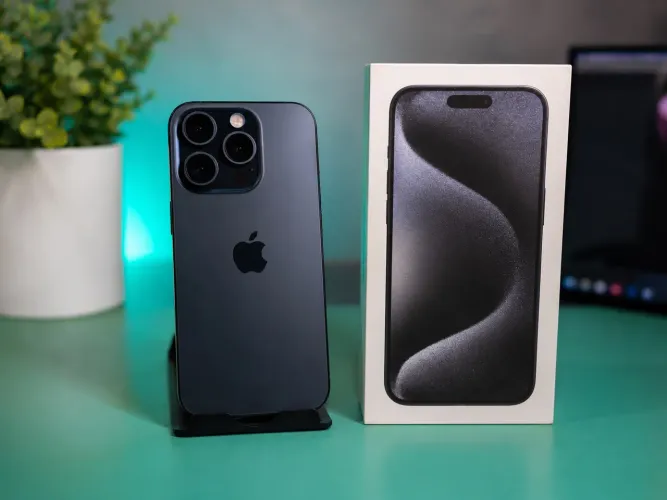 iPhone 15 PRO na cor azul titânio, com 512 GB, semi novo