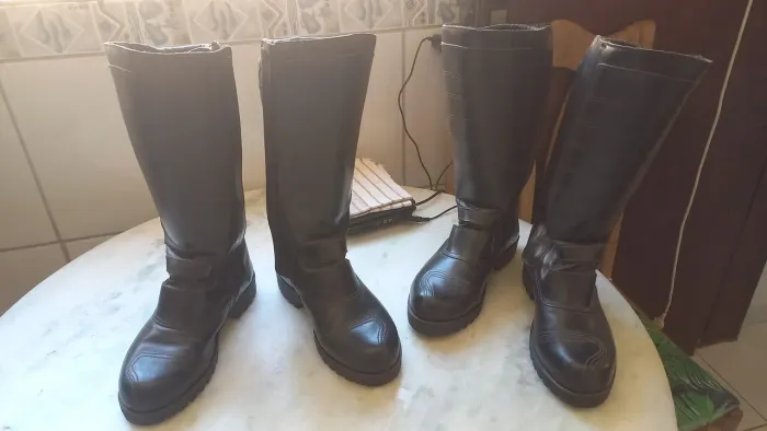 Botas de motoqueiro e pesca