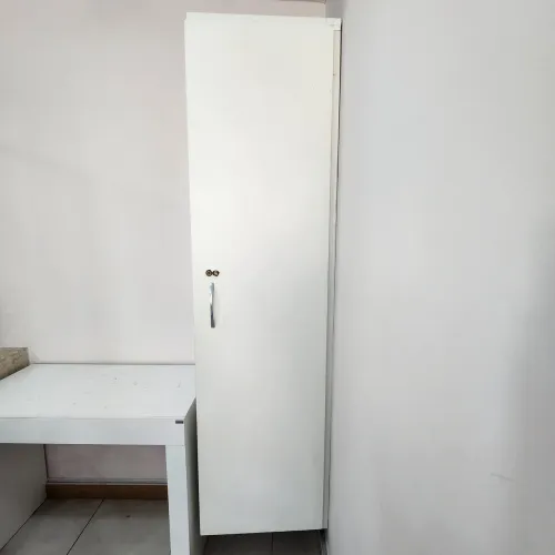 Armário Torre Multiuso em MDF Branco com Prateleiras