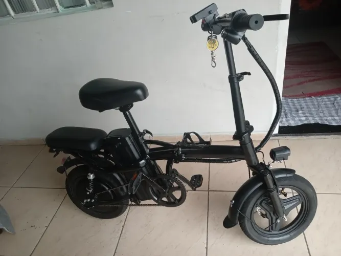 Bicicleta elétrica bike scooter 400w até 25km cor preta
