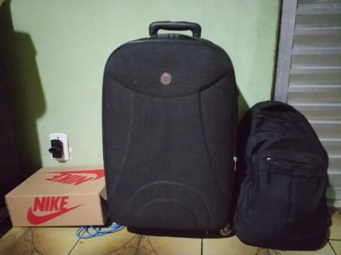Mala de viagem com rodinhas grande e código para trancar