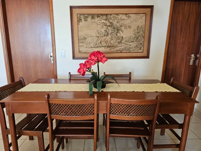 Sala de Jantar Madeira com 1 mesa, 6 cadeiras e 1 quadro
