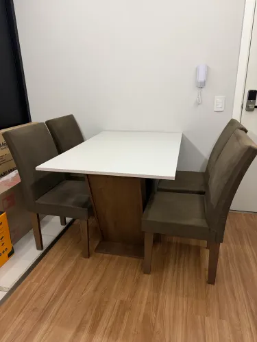 Jogo de mesa com 4 cadeiras