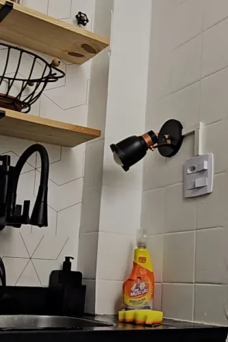 Luminária pequena preta com dourado direcionavel earticulada