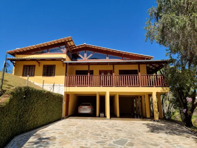 Excelente casa, cercada de exuberante área verde, com total privacidade.