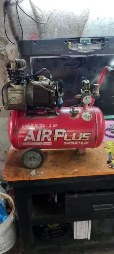 Vendo ou troco compressor de ar com defeito pra arrumar ou usar peças 