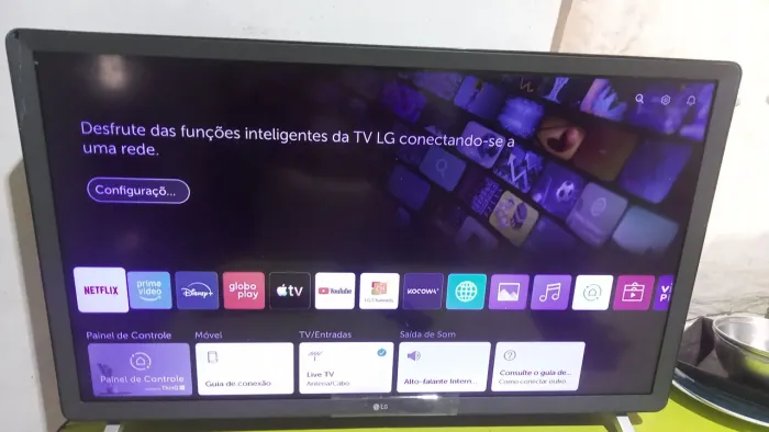 Lá vende-se uma TV LG 32 polegadas smart spa e controle apenas marcas de uso