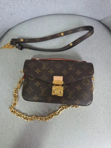 Bolsa Modelo LV Pochette Metis East West em Couro