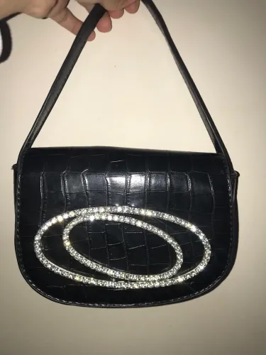 Bolsa preta detalhada com strass prateado