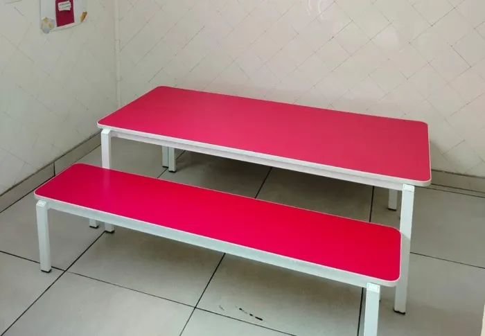 Mesa infantil retangular com 2 bancos