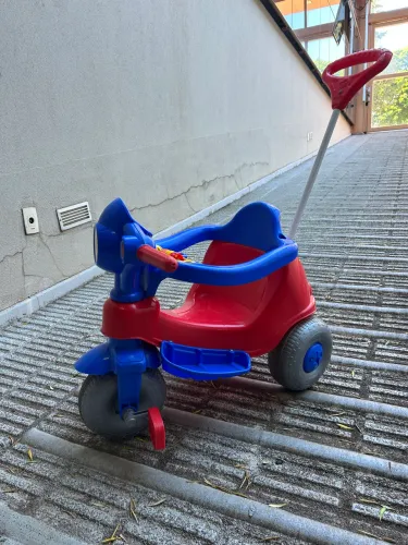 Triciclo com empurrador 