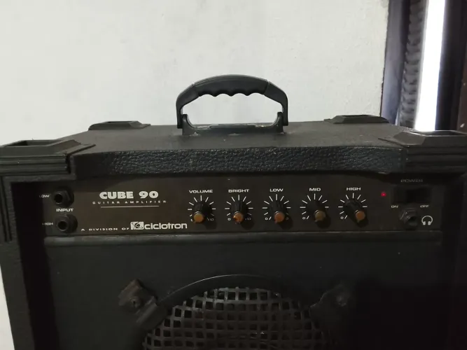 Amplificador de som para guitarra e violão