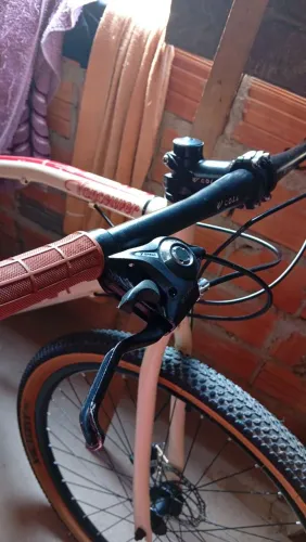 Bicicleta para venda aro 29, na cor creme/bege com pequenos detalhes, freio a disco