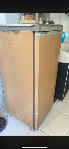 vende-se Freezer por 700 reais e notebook por 500 reais.