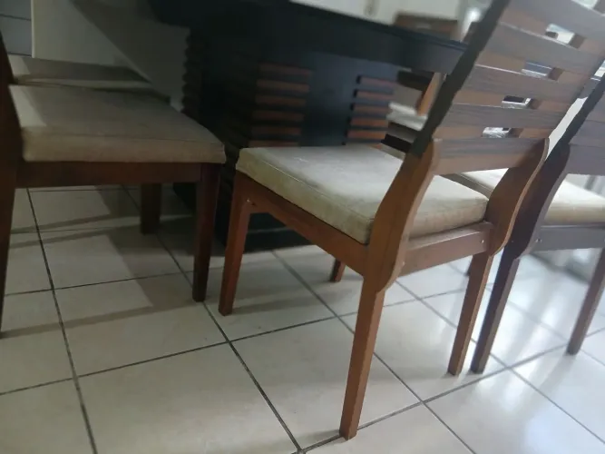 Vendo mesa com 06 cadeiras