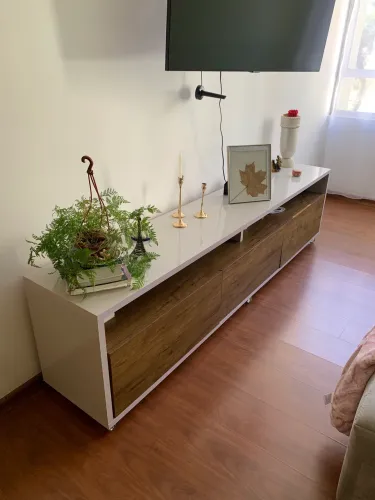 Rack para TV Televisão - Branco e Amadeirado - Leia todo o anúncio 