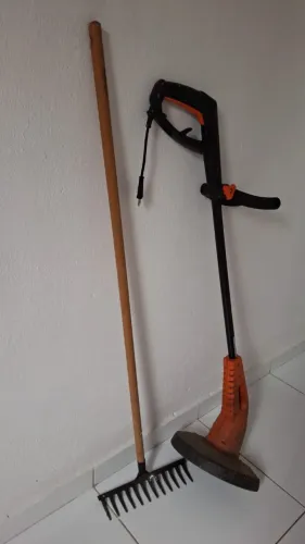 Aparador de Grama Elétrico + Rastelo - Kit Jardinagem
