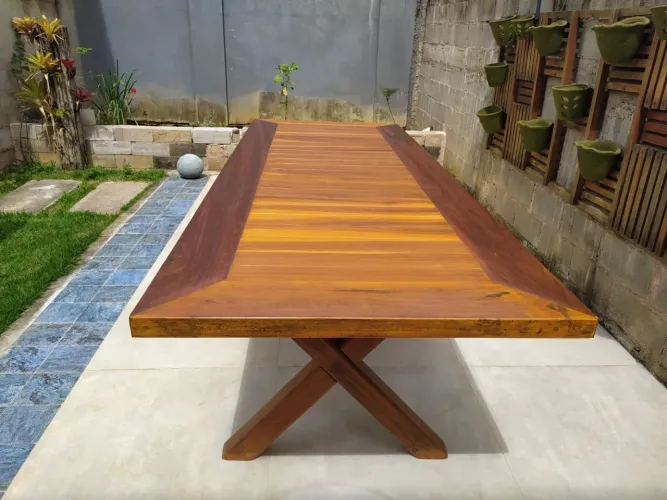 Mesa de madeira maciça
