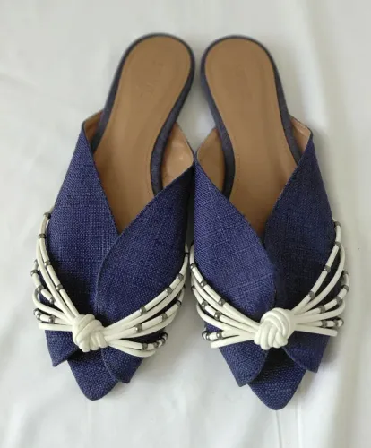 Chinelo fechado Chick adultos com tiras brancas e pedras novo tamanho 37