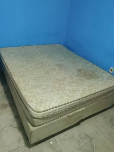 Cama Queen em bom estado