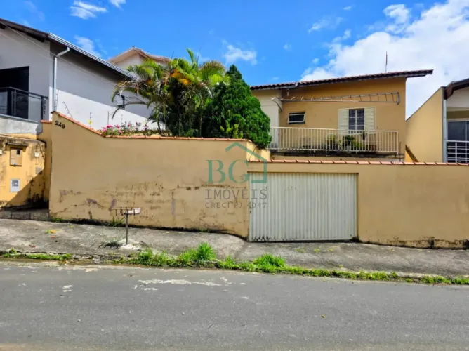 Excelente casa á venda de 138m² no bairro Jardim Azaléias em Poços de Caldas MG.