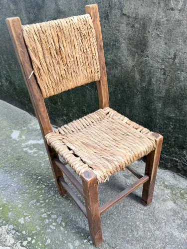 Cadeira de madeira e assento de Sisal