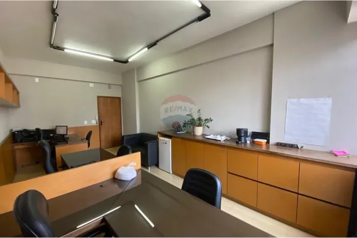 Sala Comercial Versátil e Bem Localizada na Avenida do Contorno  Ideal para Seu Negócio
