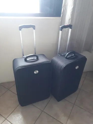 2 Malas de viagem , 64 cm  x 27 cm com rodinhas. cor preta. marca Village, nova. R$300,00.