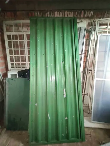 Vende-se portão social medindo 2,35m (altura) x 0,90m (largura) Ideal para muro da frente
