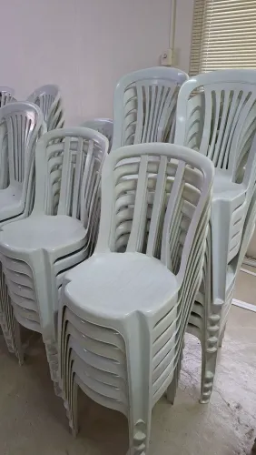 Cadeiras de plastico branca