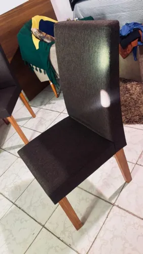 Uma cadeira de estofado marrom