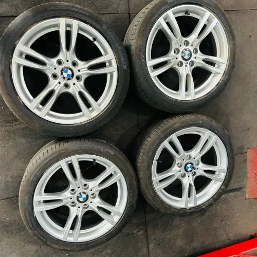 Jogo de rodas 18 Originais BMW 320i ( kit M Performance), 335i?  Com 04 pneus continental.