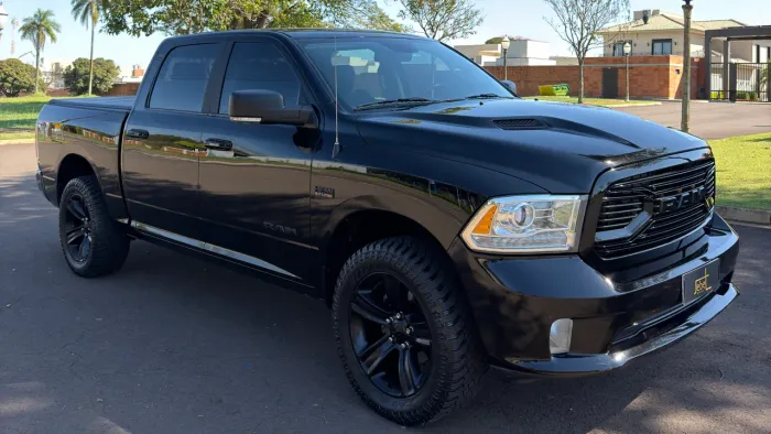 Ram Classic Laramie Night Edition 5.7 V8 16V Gasolina 4X4 Aut. 2022
