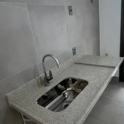 Bancadas de mármore e granito.