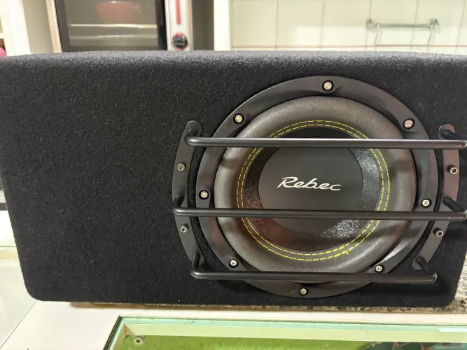 Caixa de subwoofer RebeC